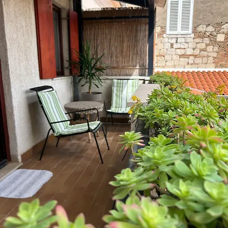 Fjaka בית הארחה